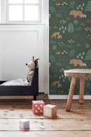 ESTAhome tapet skog med djur mörkgrönt och beige  på Hemmavid.se