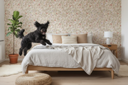 Harmoniskt sovrum med blommig tapet och lekande Puli-hund