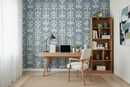 Kontorsmiljö med blågrå damastmönstrad tapet