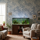 Rum med Akantusblomma tapet och akvarium vid väggen