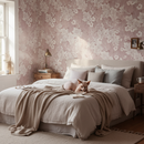 Sovrum med tapet och nakenkatt