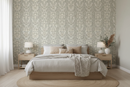 Sovrumsmiljö med gröngrå damastmönstrad tapet