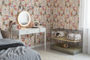 Tonårsrum med blommig tapet, sminkbord och marsvinsbur