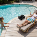 Poolroboten iGarden M1-serien tar poolunderhållet till en ny nivå.&nbsp; Bild vid pool med man och liten flicka.