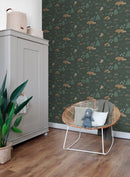 ESTAhome tapet skog med djur mörkgrönt och beige  på Hemmavid.se