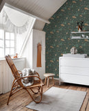 ESTAhome tapet skog med djur mörkgrönt och beige  på Hemmavid.se