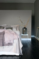 Origin tapet grafiska trianglar - varmt grått - Hemmavid.se